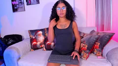 Snapshot of paulete_w chatting on 12-15-25, 01:15 Pau online show from 12-15-25, 01:15