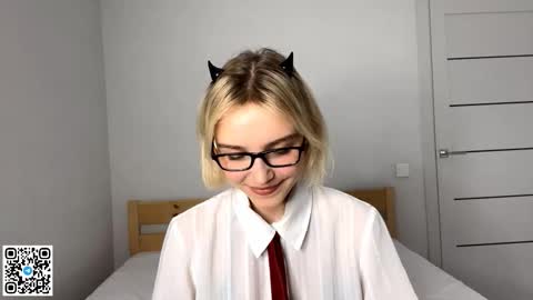 Lola online show from 11-16-25, 04:01