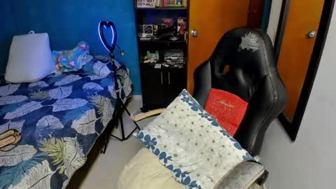 Tangerine Penaut online show from 10-17-25, 01:31