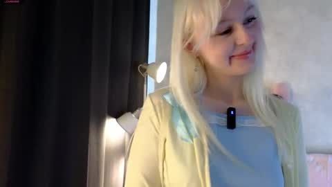 Snapshot of peek_in_my_window chatting on 09-23-25, 03:20 tony online show from 09-23-25, 03:20