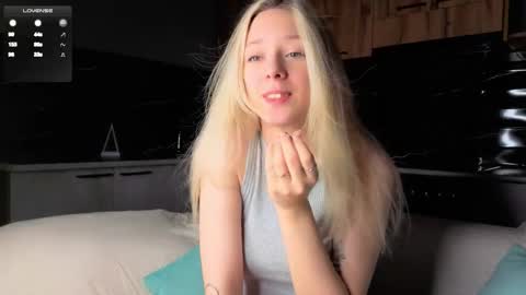 Snapshot of peek_in_my_window chatting on 12-16-25, 01:10 tony online show from 12-16-25, 01:10