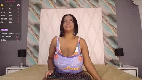 Snapshot of penelopeboobs_ chatting on 11-11-25, 10:54 online show from 11-11-25, 10:54