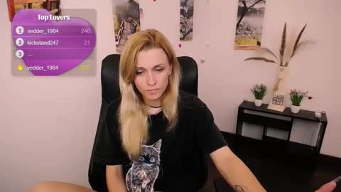 Mia online show from 09-22-25, 07:54