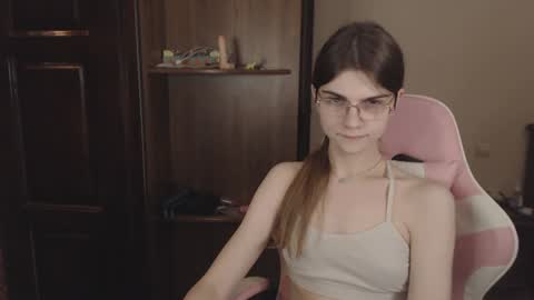 Snapshot of peralez_f chatting on 12-23-24, 03:18 Farida online show from 12-23-24, 03:18