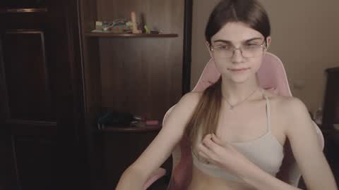 Snapshot of peralez_f chatting on 12-24-24, 02:43 Farida online show from 12-24-24, 02:43