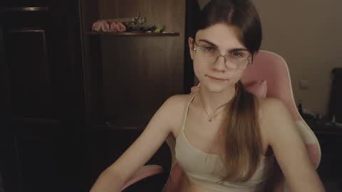 Snapshot of peralez_f chatting on 02-09-25, 01:00 Farida online show from 02-09-25, 01:00