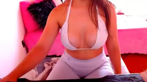Snapshot of perverthotgirl chatting on 01-31-25, 08:33 linda online show from 01-31-25, 08:33