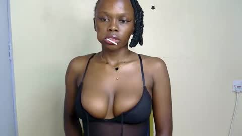 Snapshot of petite_desiree chatting on 11-14-25, 08:07 Desiree online show from 11-14-25, 08:07