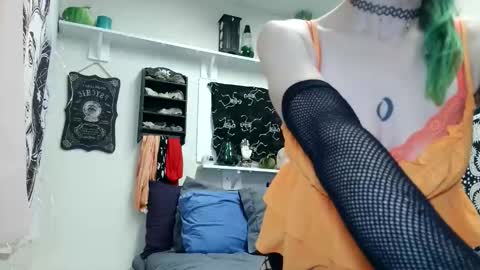 Snapshot of petite_emeri chatting on 10-31-25, 05:19 Emeri online show from 10-31-25, 05:19