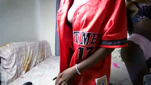 Snapshot of petite_funnie chatting on 10-24-25, 08:11 petite_funnie online show from 10-24-25, 08:11