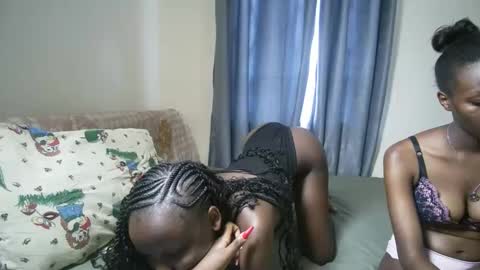 Snapshot of petite_funnie chatting on 11-13-25, 08:35 petite_funnie online show from 11-13-25, 08:35