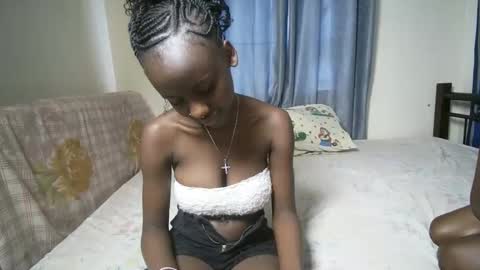 Snapshot of petite_funnie chatting on 11-15-25, 07:38 petite_funnie online show from 11-15-25, 07:38