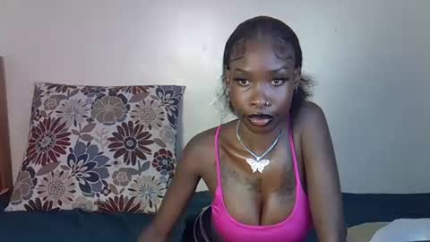 Snapshot of petite_lunar chatting on 10-21-25, 09:04 Lunar online show from 10-21-25, 09:04