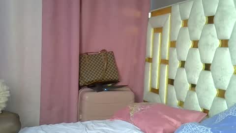 Snapshot of petite_lunar chatting on 11-16-25, 02:55 Lunar online show from 11-16-25, 02:55