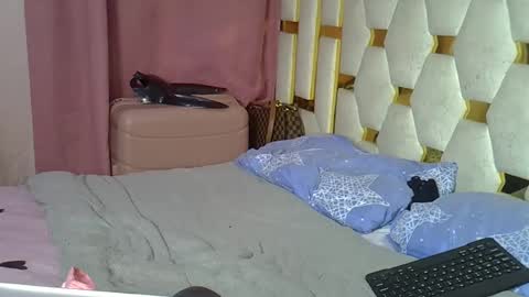 Snapshot of petite_lunar chatting on 11-20-25, 09:47 Lunar online show from 11-20-25, 09:47