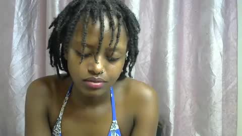 petite_star2 online show from 12-17-25, 08:37