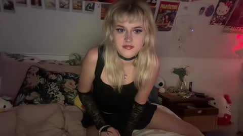 Snapshot of petitecrystals chatting on 10-15-25, 01:50 Crystal online show from 10-15-25, 01:50