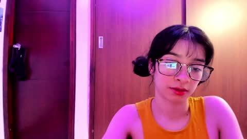 Snapshot of petitee_lunna chatting on 12-17-24, 05:40 Lunna online show from 12-17-24, 05:40