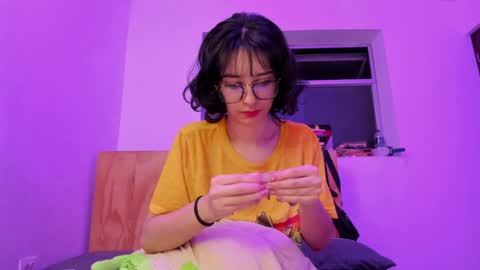 Snapshot of petitee_lunna chatting on 12-19-24, 01:28 Lunna online show from 12-19-24, 01:28