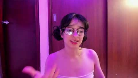 Snapshot of petitee_lunna chatting on 12-30-24, 05:04 Lunna online show from 12-30-24, 05:04