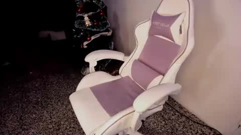Snapshot of petitelilo1 chatting on 12-20-24, 01:14 Lilo online show from 12-20-24, 01:14