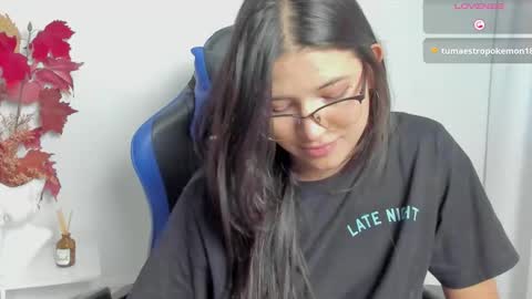 Snapshot of petitesophi chatting on 11-25-25, 10:10 Sofa online show from 11-25-25, 10:10