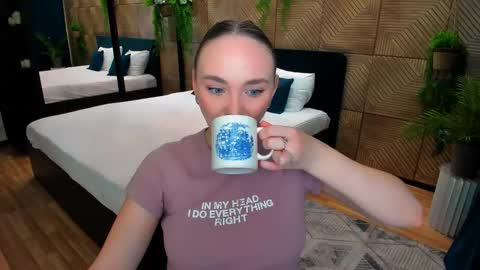 Emelie online show from 11-10-25, 04:17