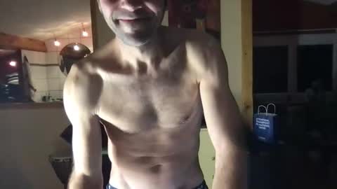 Snapshot of pierrohhh chatting on 12-17-25, 09:21 pierrohhh online show from 12-17-25, 09:21