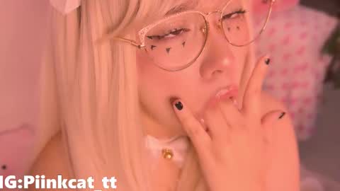Snapshot of piinkcat chatting on 12-02-25, 05:46 Emi online show from 12-02-25, 05:46
