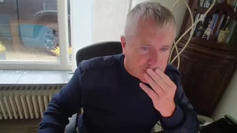 Snapshot of piloonklim chatting on 10-25-25, 10:23 piloonklim online show from 10-25-25, 10:23