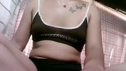 Snapshot of pinay_janella10 chatting on 10-18-25, 06:48 pinay_janella10 online show from 10-18-25, 06:48