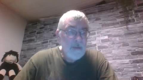 Snapshot of pinholder chatting on 11-04-25, 05:50 Michael online show from 11-04-25, 05:50