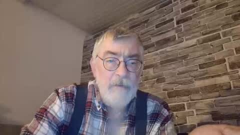 Snapshot of pinholder chatting on 11-25-25, 07:14 Michael online show from 11-25-25, 07:14