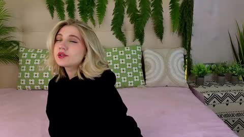 Snapshot of pinkadele chatting on 10-09-25, 09:40 Adele online show from 10-09-25, 09:40