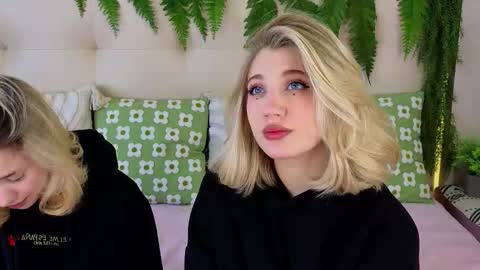 Snapshot of pinkadele chatting on 10-16-25, 08:59 Adele online show from 10-16-25, 08:59