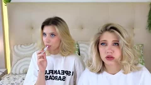 Snapshot of pinkadele chatting on 11-20-25, 08:36 Adele online show from 11-20-25, 08:36