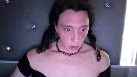 Snapshot of pinkleslie chatting on 02-07-26, 10:19 Leslie online show from 02-07-26, 10:19