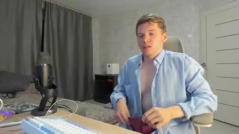 Snapshot of pirremeow chatting on 09-21-25, 02:24 Pierre online show from 09-21-25, 02:24