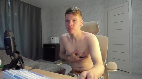 Snapshot of pirremeow chatting on 09-28-25, 06:19 Pierre online show from 09-28-25, 06:19