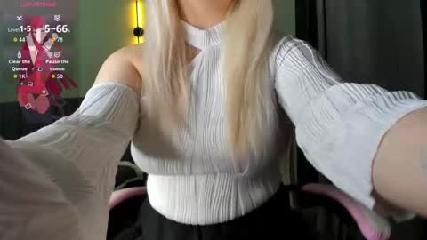 Snapshot of planes_girll chatting on 10-20-25, 01:11 planes_girll online show from 10-20-25, 01:11