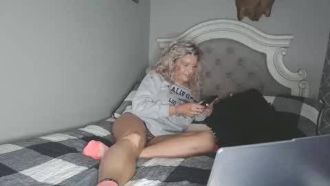 platinum_princess_nicole online show from 10-22-25, 12:00