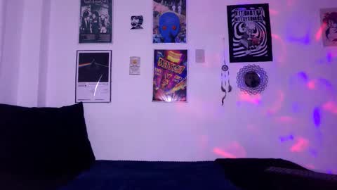 Snapshot of plutonbluemoon_999 chatting on 10-29-25, 12:35 online show from 10-29-25, 12:35