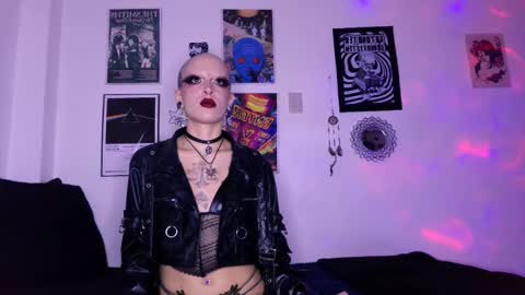 Snapshot of plutonbluemoon_999 chatting on 10-31-25, 12:22 online show from 10-31-25, 12:22