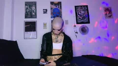 Snapshot of plutonbluemoon_999 chatting on 11-18-25, 11:37 online show from 11-18-25, 11:37