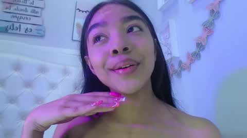 Snapshot of pocahontas_moon chatting on 09-18-25, 01:13 Pocahontas online show from 09-18-25, 01:13
