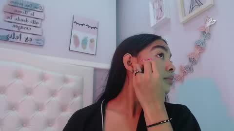 Snapshot of pocahontas_moon chatting on 09-24-25, 01:14 Pocahontas online show from 09-24-25, 01:14