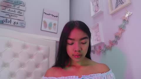 Snapshot of pocahontas_moon chatting on 09-26-25, 01:37 Pocahontas online show from 09-26-25, 01:37