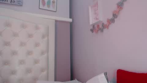 Snapshot of pocahontas_moon chatting on 09-27-25, 01:27 Pocahontas online show from 09-27-25, 01:27