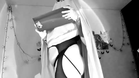 Snapshot of poison_willow chatting on 10-09-25, 05:33 Willow Hours 12pm to 630pm Colombian time FRIDAY AND SUNDAY FREE DAYS online show from 10-09-25, 05:33