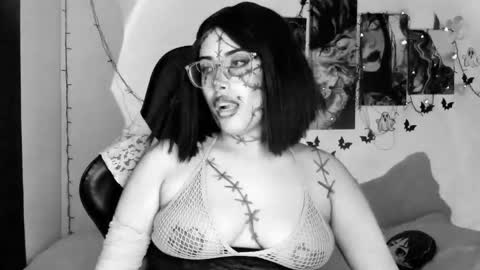 Snapshot of poison_willow chatting on 10-18-25, 05:46 Willow Hours 12pm to 630pm Colombian time FRIDAY AND SUNDAY FREE DAYS online show from 10-18-25, 05:46